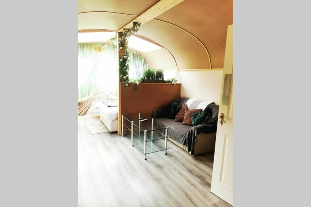 Lazy Lodge Glamping Pod With Hot Tub พอร์ตลอยส์ ภายนอก รูปภาพ