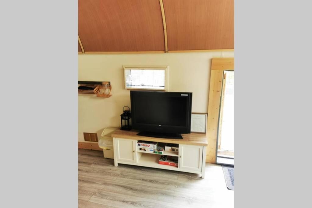 Lazy Lodge Glamping Pod With Hot Tub พอร์ตลอยส์ ภายนอก รูปภาพ