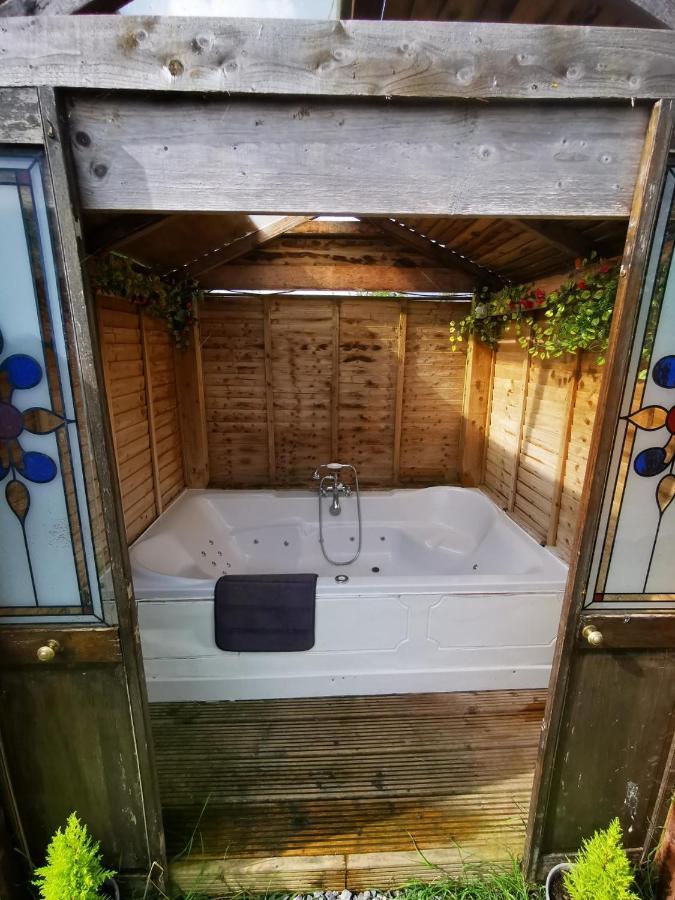 Lazy Lodge Glamping Pod With Hot Tub พอร์ตลอยส์ ภายนอก รูปภาพ